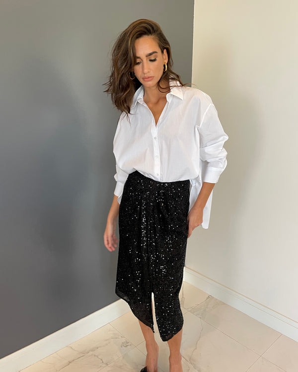 RIO SKIRT WITH AN OVERSIZED WHITE SHIRT